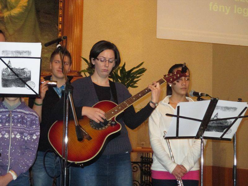 A GYEREKEK ZENÉLNI AKARNAK! A Voice Of The Glory zenekar Csorváson!